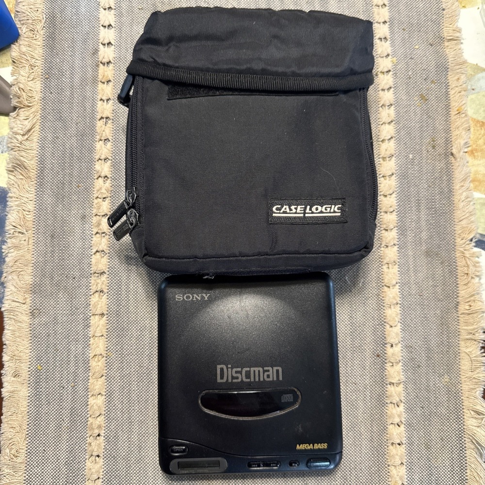 Vintage 1992 Sony D-11 Discman Personal Portable CD Player W/ Carrying Case